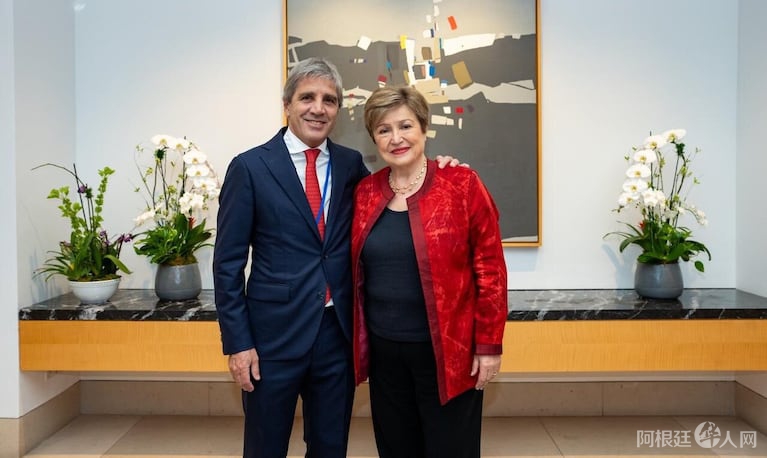 Luis Caputo y la jefa del FMI, Kristalina Georgieva. (Foto: X/ @LuisCaputoAR)