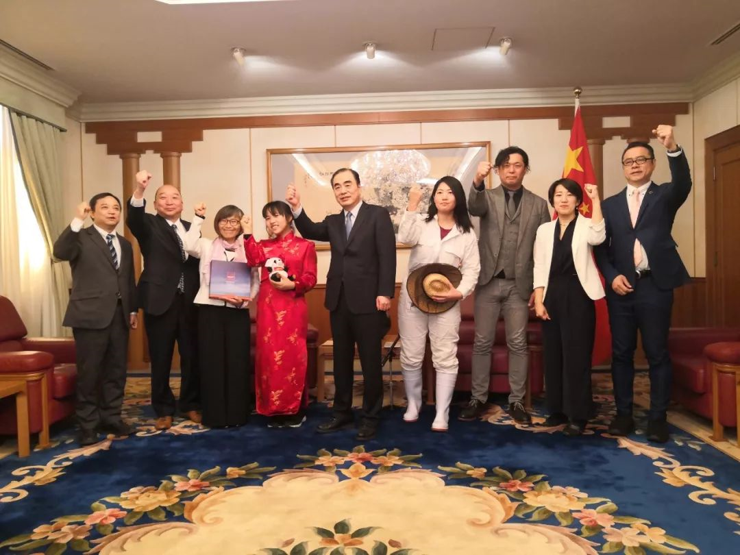 日本旗袍女孩来中国驻日使馆了：转交募集善款