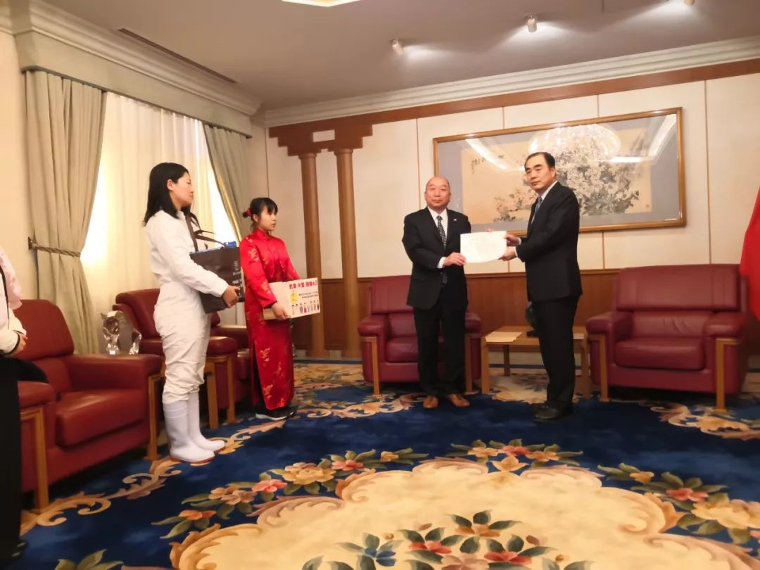 日本旗袍女孩来中国驻日使馆了：转交募集善款