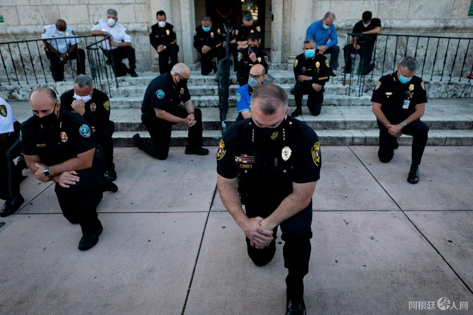 美警察为何用单膝跪地与和平抗议者站在一起？