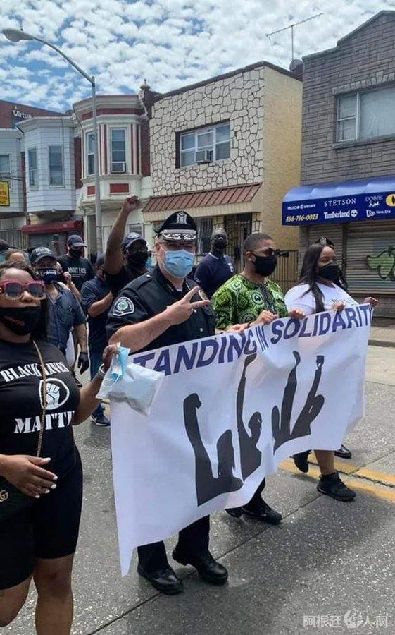 美警察为何用单膝跪地与和平抗议者站在一起?