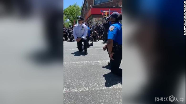 美警察为何用单膝跪地与和平抗议者站在一起?