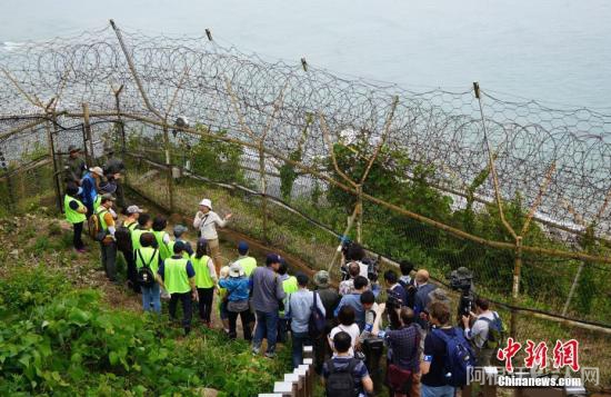 图七2019年6月,韩国首次向公众开放韩朝非军事区徒步游。图为游客正在体验徒步游,步道周围铁丝网环绕。中新社记者 曾鼐 摄 图七2019年6月,韩国首次向公众开放韩朝非军事区徒步游。图为游客正在体验徒步游,步道周围铁丝网环绕。中新社记者 曾鼐 摄