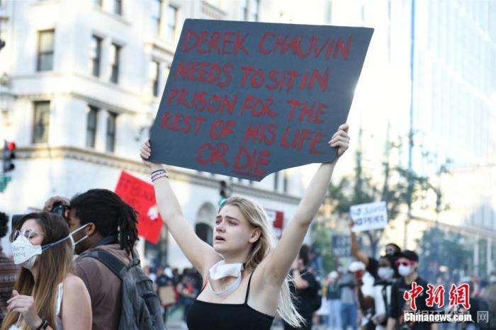 华盛顿街头抗议的示威者。 <a target='_blank' href='http://www.chinanews.com/'>中新社</a>记者 陈孟统 摄 华盛顿街头抗议的示威者。 <a target='_blank' href='http://www.chinanews.com/'>中新社</a>记者 陈孟统 摄