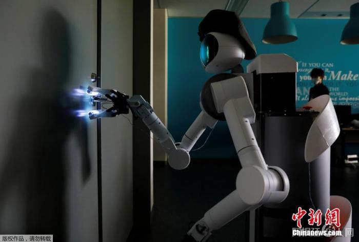 当地时间6月10日,日本川崎市,一家机器人科技企业研发了一款家政机器人。这款机器人可以通过网络远程操控,作为家政人员的替身完成清洁服务,例如刷马桶擦窗户等,在疫情期间能够有效的减少人员之间的接触,减低病毒传播风险。 点击进入下一页