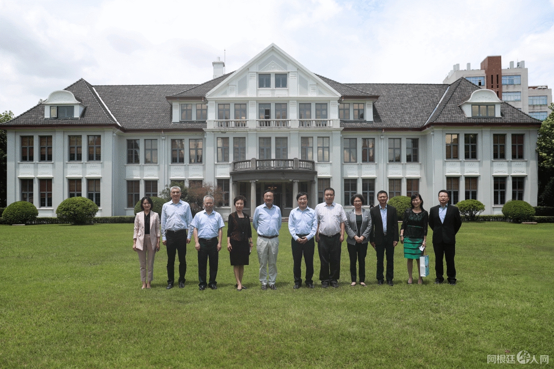 华为CEO任正非带队到访复旦大学