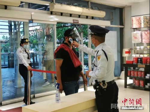资料图:马尼拉要求市民进入商场戴口罩加面罩 中新社记者 关向东 摄 资料图:马尼拉要求市民进入商场戴口罩加面罩 中新社记者 关向东 摄