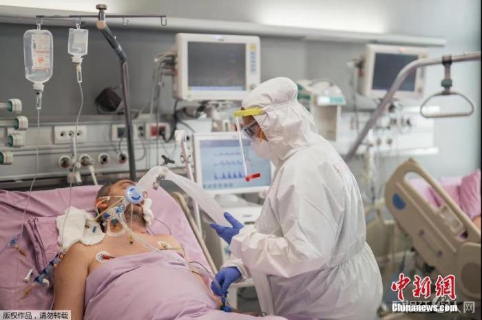 当地时间4月2日,塞尔维亚诺维萨德,医务人员在伏伊伏丁那临床中心的重症监护室照顾新冠肺炎患者。 点击进入下一页