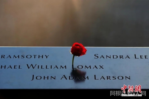 资料图:图为反思池周围的遇难者名单。 资料图:图为反思池周围的遇难者名单。