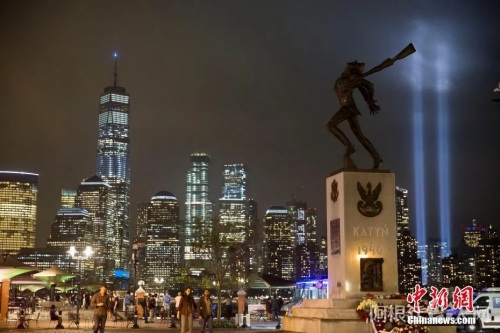 资料图:从泽西市透过城市雕塑遥望灯柱。<a target='_blank' href='http://www.chinanews.com/'>中新社</a>记者 廖攀 摄 资料图:从泽西市透过城市雕塑遥望灯柱。<a target='_blank' href='http://www.chinanews.com/'>中新社</a>记者 廖攀 摄