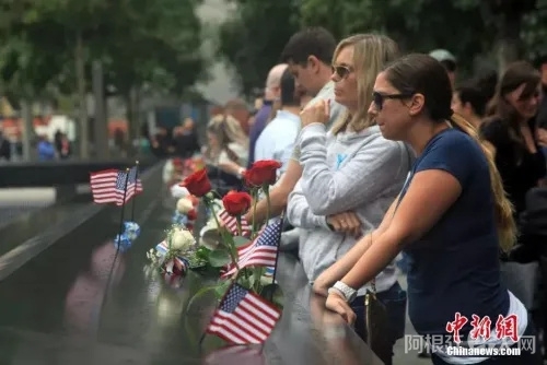 资料图：民众聚集在“9·11”事件纪念碑。
