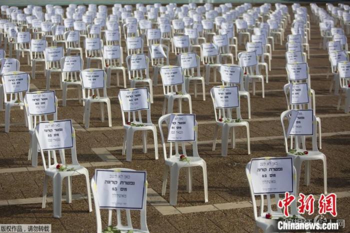 9月7日,以色列特拉维夫拉宾广场上,摆放着象征新冠逝者的1000把椅子。 点击进入下一页