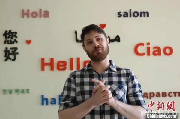 图为卜洛仁在生活中展示自己的重庆话。受访者供图 图为卜洛仁在生活中展示自己的重庆话。受访者供图