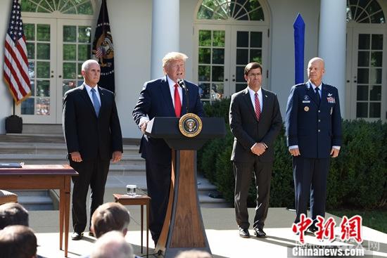 资料图:美国总统特朗普(左二)与副总统彭斯(左一)。<a target='_blank' href='http://www.chinanews.com/'>中新社</a>记者 陈孟统 摄 点击进入下一页