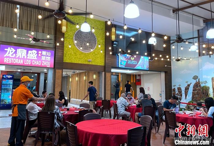 12月12日晚，吉隆坡亚罗街一家开业不到两周的新餐馆吸引不少食客。中新社记者 陈悦 摄