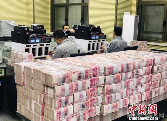 资料图：银行点钞员在工作。艾庆龙 摄
