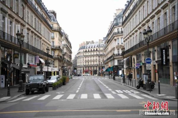 资料图:法国进入第二次全国“封城”后,巴黎市中心行人和车辆较少。中新社记者 李洋 摄 资料图:法国进入第二次全国“封城”后,巴黎市中心行人和车辆较少。中新社记者 李洋 摄