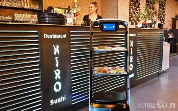 朱茂奏经营的英雄餐厅使用机器人送餐。(受访者供图)