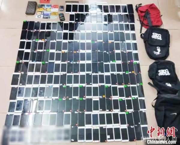 资料图：警方缴获200多台作案手机。(广州警方供图)
