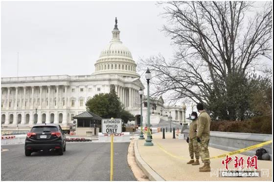 资料图：1月8日，美国国会大厦四周设置约2米高的黑色铁栅栏，国民警卫队也在周边巡逻，以加强安保。<a target='_blank' href='http://www.chinanews.com/'>中新社</a>记者 沙晗汀 摄