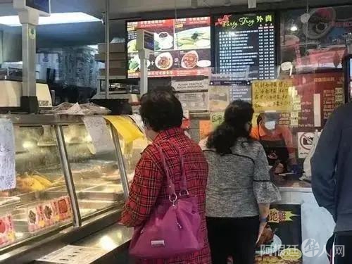 资料图:美国加州洛杉矶县关闭户外餐饮,但允许做外卖。(美国《世界日报》杨青 摄)
资料图:美国加州洛杉矶县关闭户外餐饮,但允许做外卖。(美国《世界日报》杨青 摄)