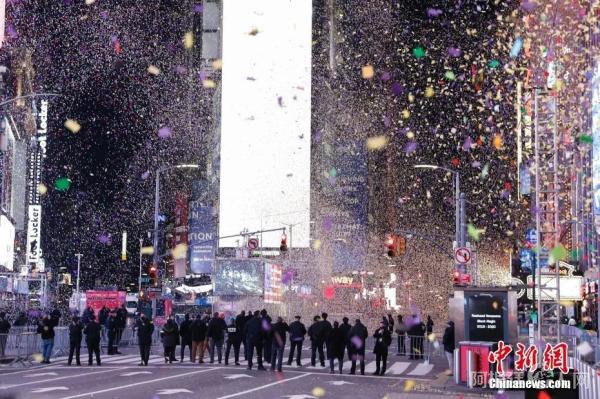 资料图：2021年1月1日0时，新年钟声敲响，纽约时报广场焰火燃放，彩纸飞舞，庆祝新年到来。