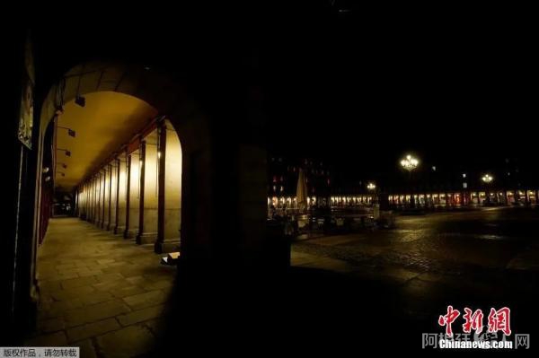 资料图:2020年10月28日,西班牙马德里为控制新冠疫情反弹实施宵禁,市长广场几乎空无一人。 资料图:2020年10月28日,西班牙马德里为控制新冠疫情反弹实施宵禁,市长广场几乎空无一人。