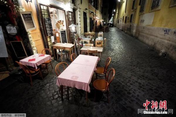 资料图：意大利罗马宵禁前，餐馆的户外就餐区无人光顾。