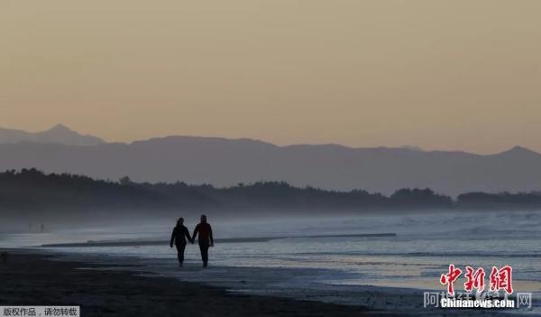 资料图:新西兰民众在海边玩耍。 资料图:新西兰民众在海边玩耍。