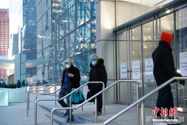 资料图:1月13日,纽约贾维茨新冠疫苗接种中心外的居民。曾改建为方舱医院的贾维茨会展中心由纽约州政府主导改建为新冠疫苗接种中心,于13日正式向预约民众开放。中新社记者 廖攀 摄 资料图:1月13日,纽约贾维茨新冠疫苗接种中心外的居民。曾改建为方舱医院的贾维茨会展中心由纽约州政府主导改建为新冠疫苗接种中心,于13日正式向预约民众开放。中新社记者 廖攀 摄