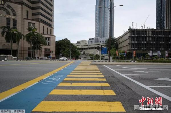 资料图:1月13日,马来西亚吉隆坡的一条主要干道,只有零星车辆经过。 资料图:1月13日,马来西亚吉隆坡的一条主要干道,只有零星车辆经过。