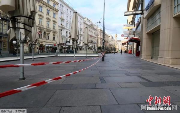 资料图:2020年11月17日,奥地利维也纳,露天咖啡馆区域被隔离带隔开。 资料图:2020年11月17日,奥地利维也纳,露天咖啡馆区域被隔离带隔开。