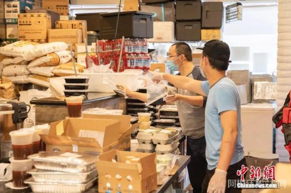 资料图:在美国旧金山,华人餐饮业者明方全与员工一起检查食物。<a target='_blank' href='http://www.chinanews.com/'>中新社</a>记者 刘关关摄 点击进入下一页
