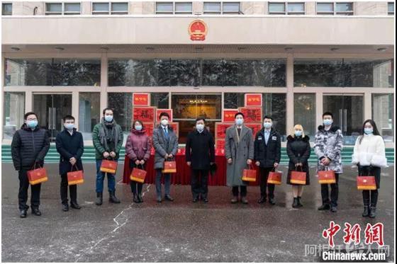 资料图：1月22日，中国驻俄罗斯大使馆向中国留学生发放防疫“春节包”。中国驻俄罗斯使馆供图