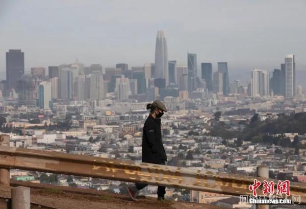 资料图：美国加州旧金山市民在一处公园休闲。