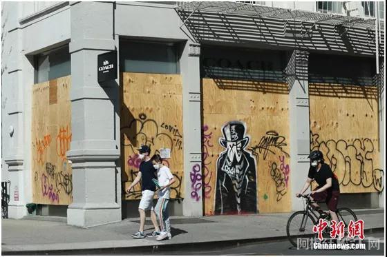 资料图：疫情下的美国纽约街头。中新社记者 廖攀 摄