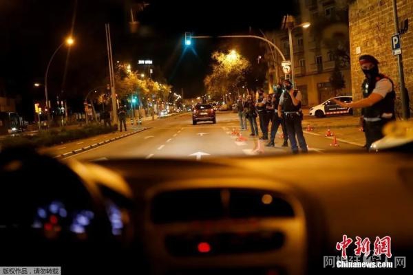 图为西班牙巴塞罗那,警察在街头执勤。 图为西班牙巴塞罗那,警察在街头执勤。