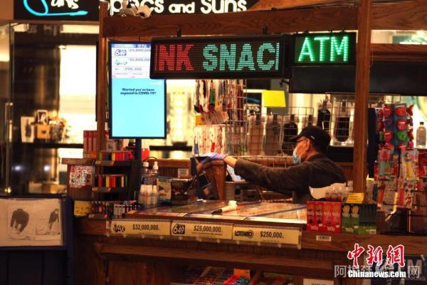 资料图:当地时间2020年12月14日,加拿大大多伦多地区万锦市(Markham),一位摊档经营者在如今人气冷清的商场内坚守生意。<a target='_blank' href='http://www.chinanews.com/'>中新社</a>记者 余瑞冬 摄 点击进入下一页