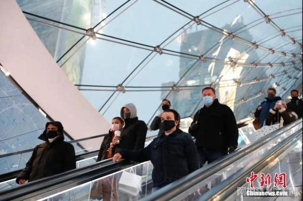 　当地时间1月26日，美国纽约宾夕法尼亚火车站，戴着口罩进站的行人。中新社记者 廖攀 摄