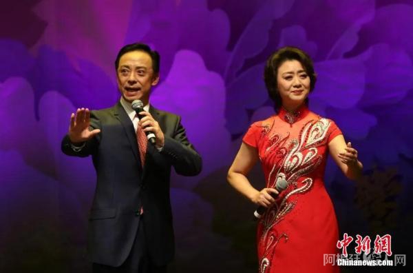 资料图:2016年“文化中国·四海同春”大型新春联欢晚会于2月24日在墨尔本上演,图为于魁智与李胜素的演出。中新社记者 赖海隆 摄 资料图:2016年“文化中国·四海同春”大型新春联欢晚会于2月24日在墨尔本上演,图为于魁智与李胜素的演出。中新社记者 赖海隆 摄