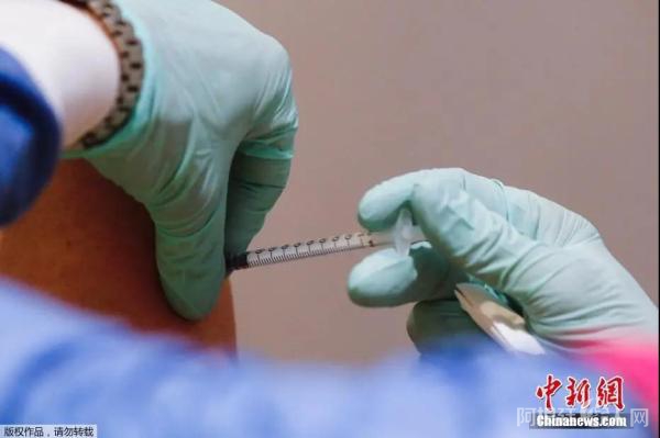 图为在德国柏林一名在疗养院工作的妇女正在接受新冠疫苗接种。