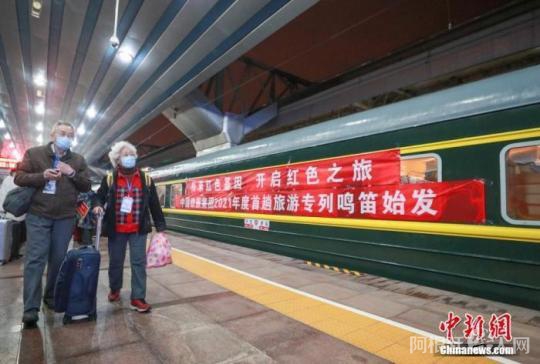 资料图：图为游客在北京站乘车。 <a target='_blank' href=