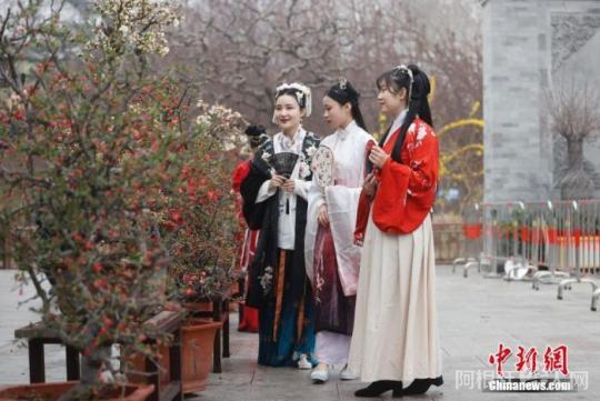 资料图：3月26日，身着汉服的女孩在北京陶然亭公园欣赏海棠花。 <a target='_blank' href=