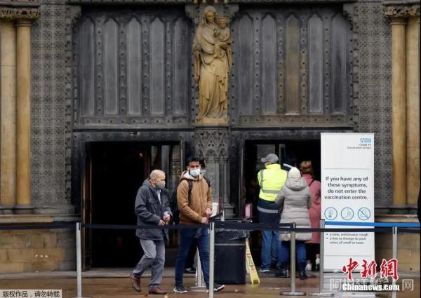 当地时间3月10日，英国伦敦，行人走过威斯敏斯特大教堂的疫苗接种中心。