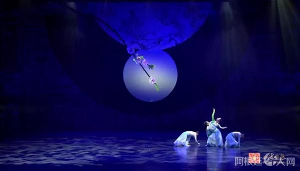 中国东方演艺集团演出舞蹈《卯兔邀月》。