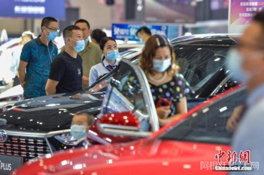 资料图:图为民众在车展选购汽车。 <a target='_blank' href=