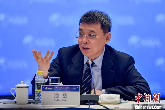 4月19日,博鳌亚洲论坛2021年年会华商领袖与华人智库圆桌会议在海南博鳌举行。图为国务院侨务办公室主任潘岳出席并发言。 中新社记者 骆云飞 摄 4月19日,博鳌亚洲论坛2021年年会华商领袖与华人智库圆桌会议在海南博鳌举行。图为国务院侨务办公室主任潘岳出席并发言。 中新社记者 骆云飞 摄