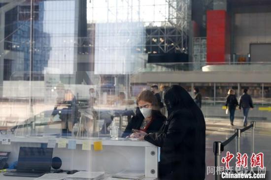 资料图:民众在纽约贾维茨中心登记注射新冠肺炎疫苗。<a target='_blank' href='http://www.chinanews.com/'>中新社</a>记者 廖攀 摄 资料图:民众在纽约贾维茨中心登记注射新冠肺炎疫苗。<a target='_blank' href='http://www.chinanews.com/'>中新社</a>记者 廖攀 摄