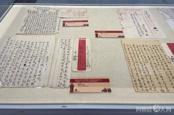 4月9日，江门五邑银信(侨批)专题展亮相中国华侨历史博物馆。图为展出侨批。刘立琨 摄