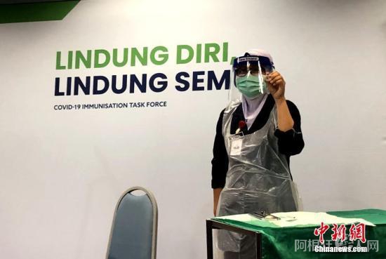 资料图：马来西亚一名医务人员正在展示疫苗。<a target='_blank' href='http://www.chinanews.com/'>中新社</a>发 温俊钦 摄